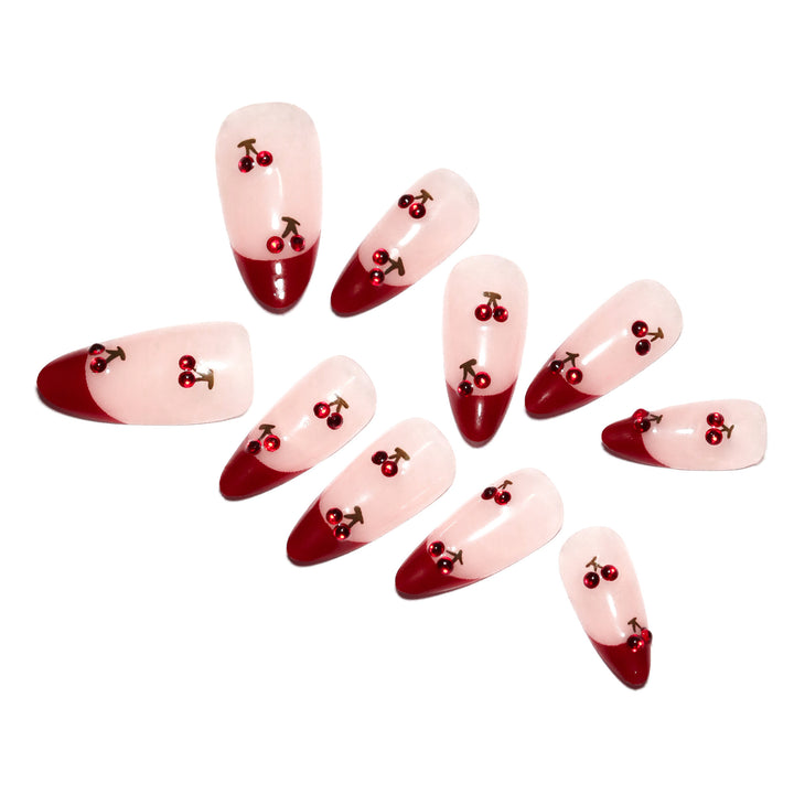 Kunstvolle Stiletto-Nägel mit Kirschmotiven und Glitzerakzenten Karnz