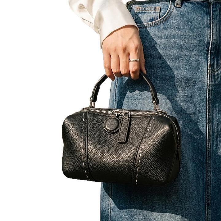 Gepunktete Kuppeltasche mit abnehmbarem Crossbody-Tragegurt