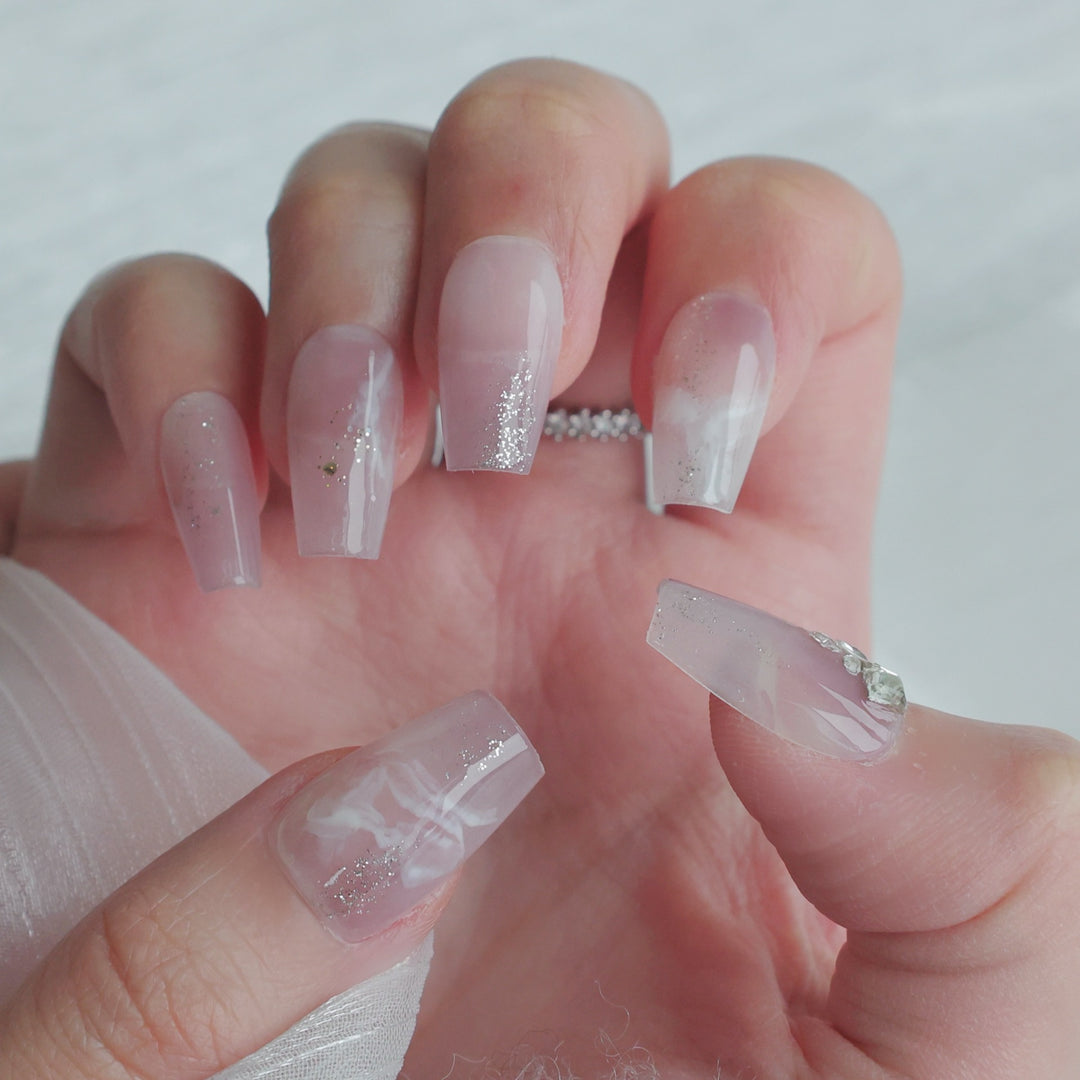 Dekoratives Press-On-Nagelset mit Glitzer- und Juwelakzenten