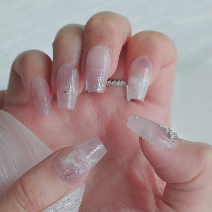 Dekoratives Press-On-Nagelset mit Glitzer- und Juwelakzenten
