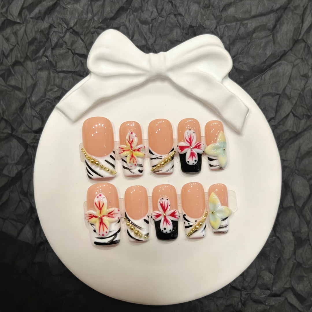 Künstlerisches Presse-Nagelset mit floralem und Zebra-Muster