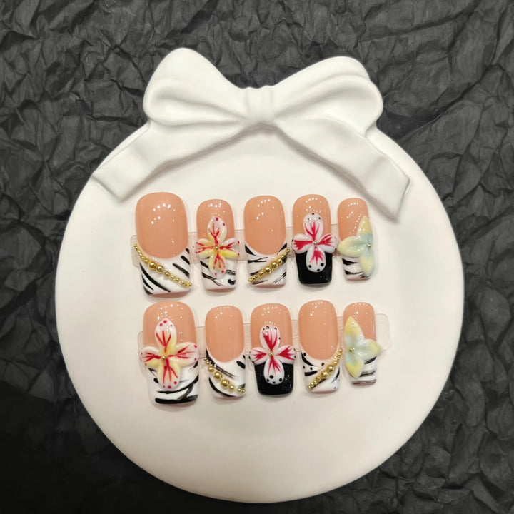 Künstlerisches Presse-Nagelset mit floralem und Zebra-Muster