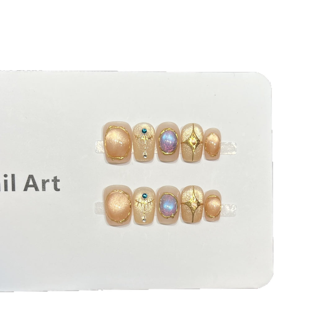 Dekoratives Press-On Nagelkunst-Set mit schimmernden Edelsteinakzenten Karnz