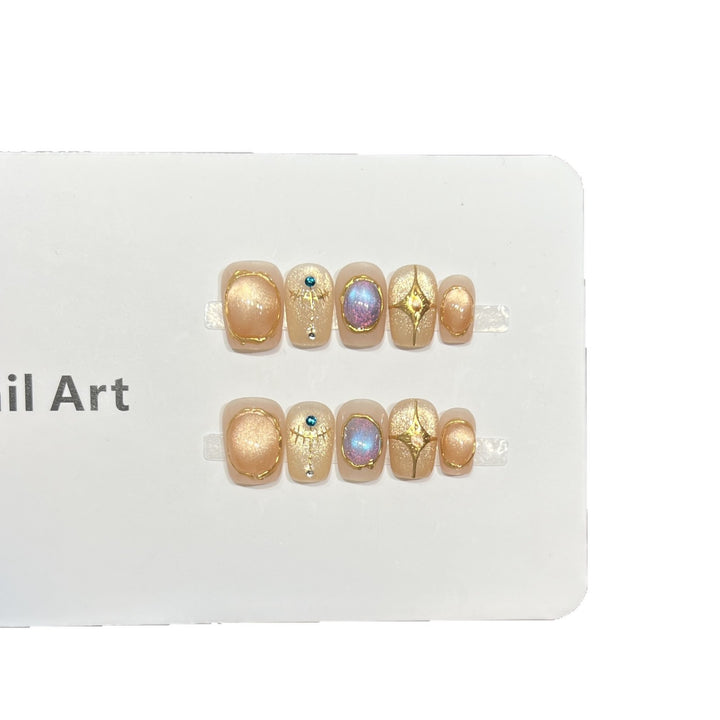 Dekoratives Press-On Nagelkunst-Set mit schimmernden Edelsteinakzenten Karnz