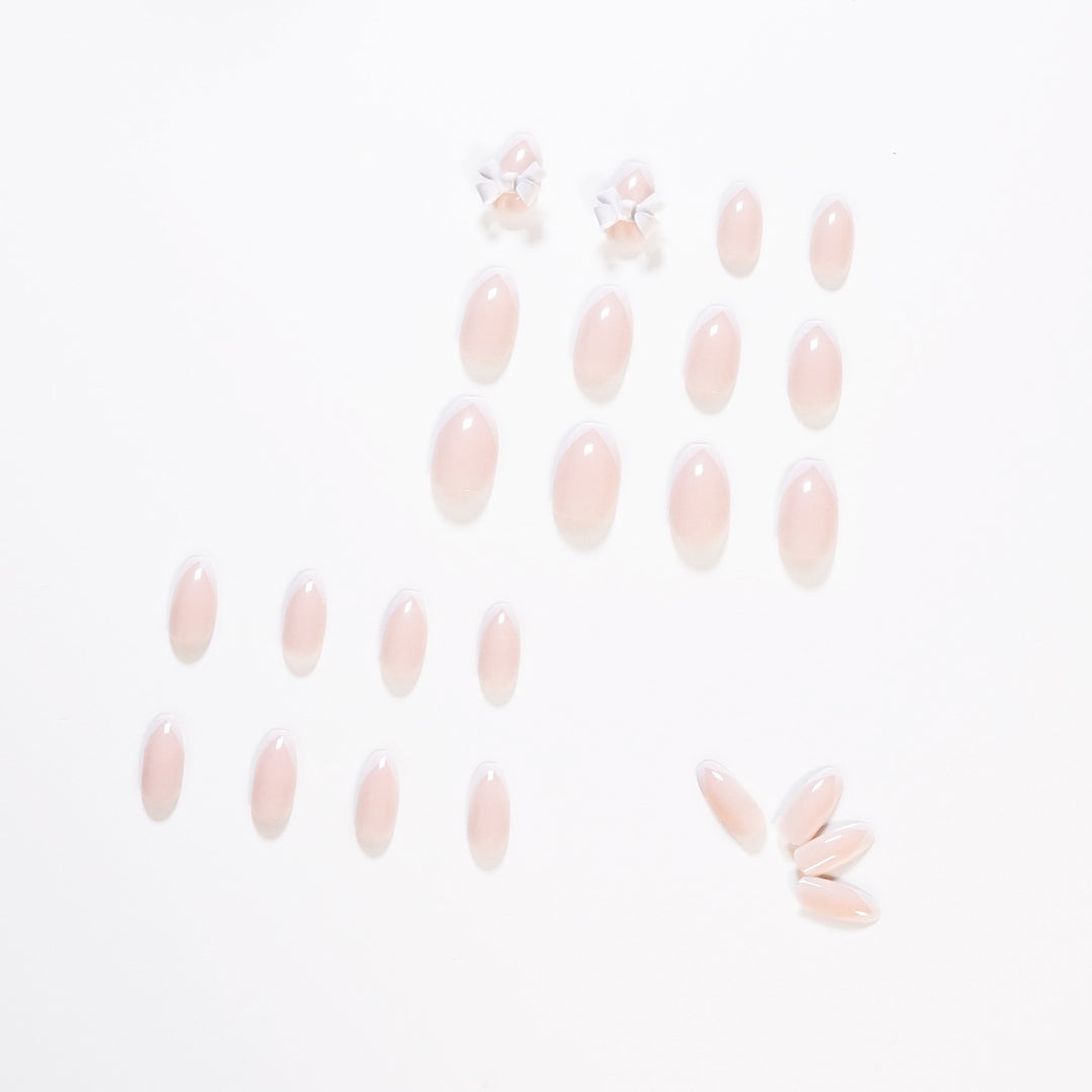 Elegante Kunstnägel mit durchscheinendem French-Tip und dekorativen Blütenakzenten Karnz