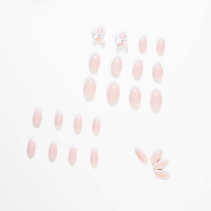 Elegante Kunstnägel mit durchscheinendem French-Tip und dekorativen Blütenakzenten Karnz