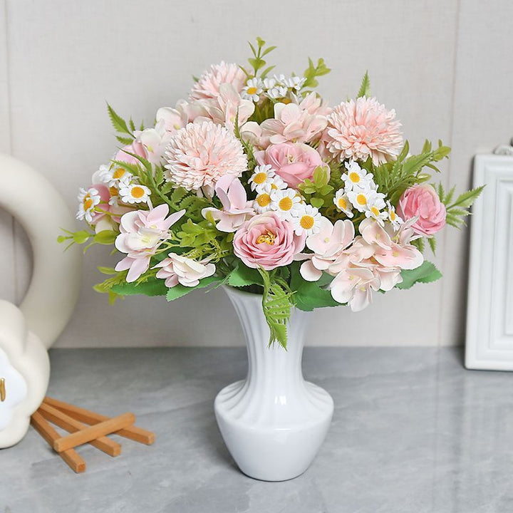 Lebensechte Blumenarrangement in modernem Vase