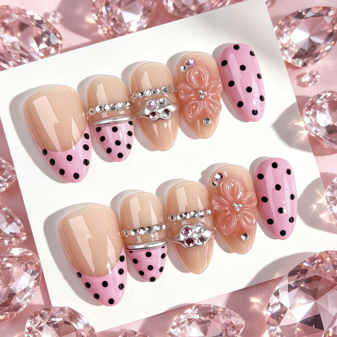 Dekorativer Press-On Nagelset mit eleganten Akzenten
