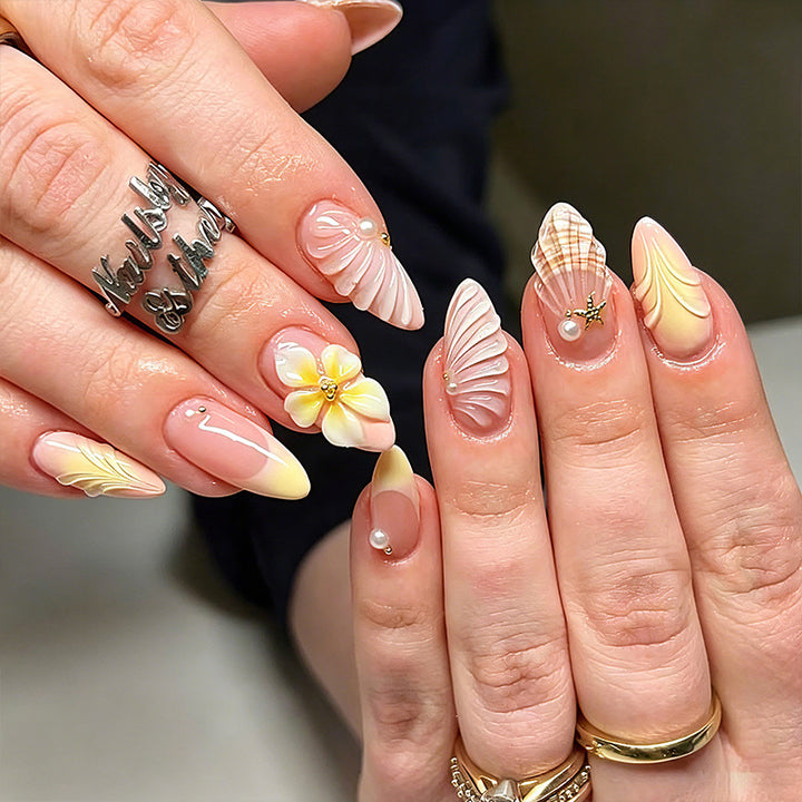 Kunstvolles Nagelset mit floralen Akzenten Karnz