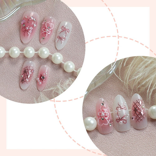 Elegantes Kunstnagelset mit floralen und Glitzerdetails Karnz