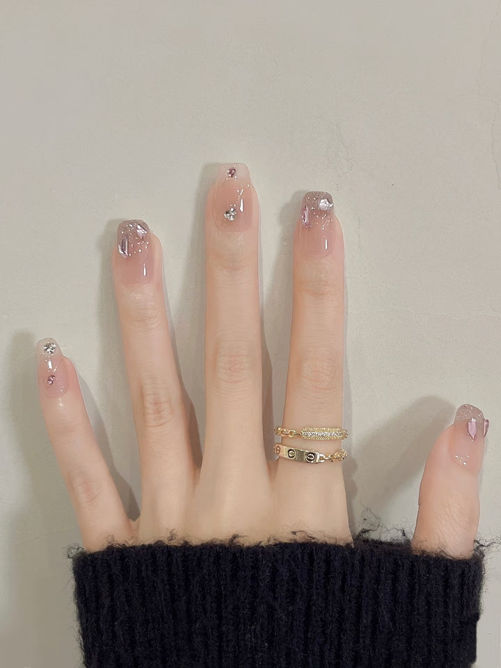 Elegantes Press-On Nagelkunst-Set mit Glitzer und dekorativen Edelsteinen