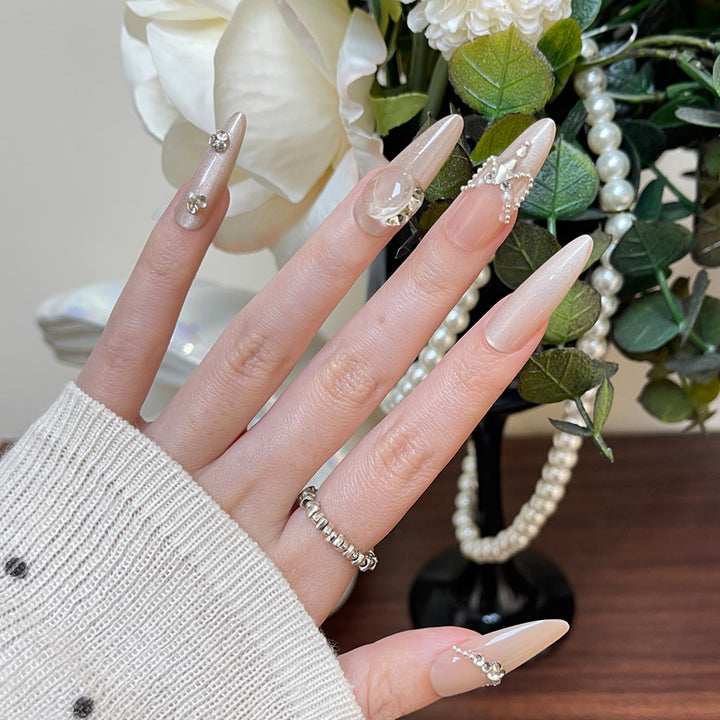 Elegante Stiletto Press-On Nagelkunst mit Strass- und Perlenakzenten Karnz