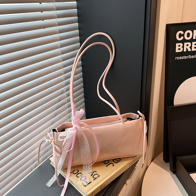 Elegante handgefertigte Tasche mit Spitzenbesatz