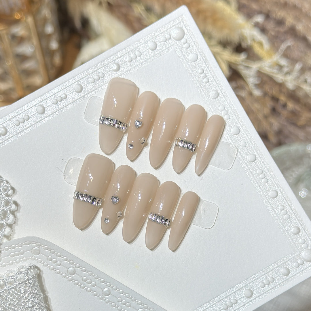 Elegantes Stiletto Press-On Nagelset mit Diamantakzenten Karnz