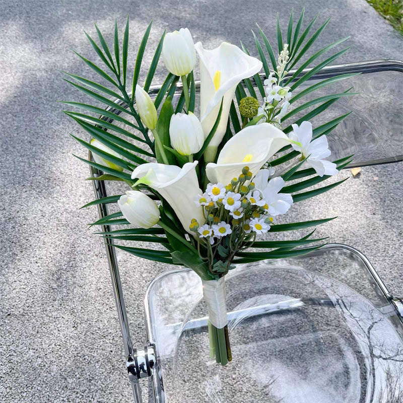 Künstlicher Blumenstrauß mit tropischem Grün