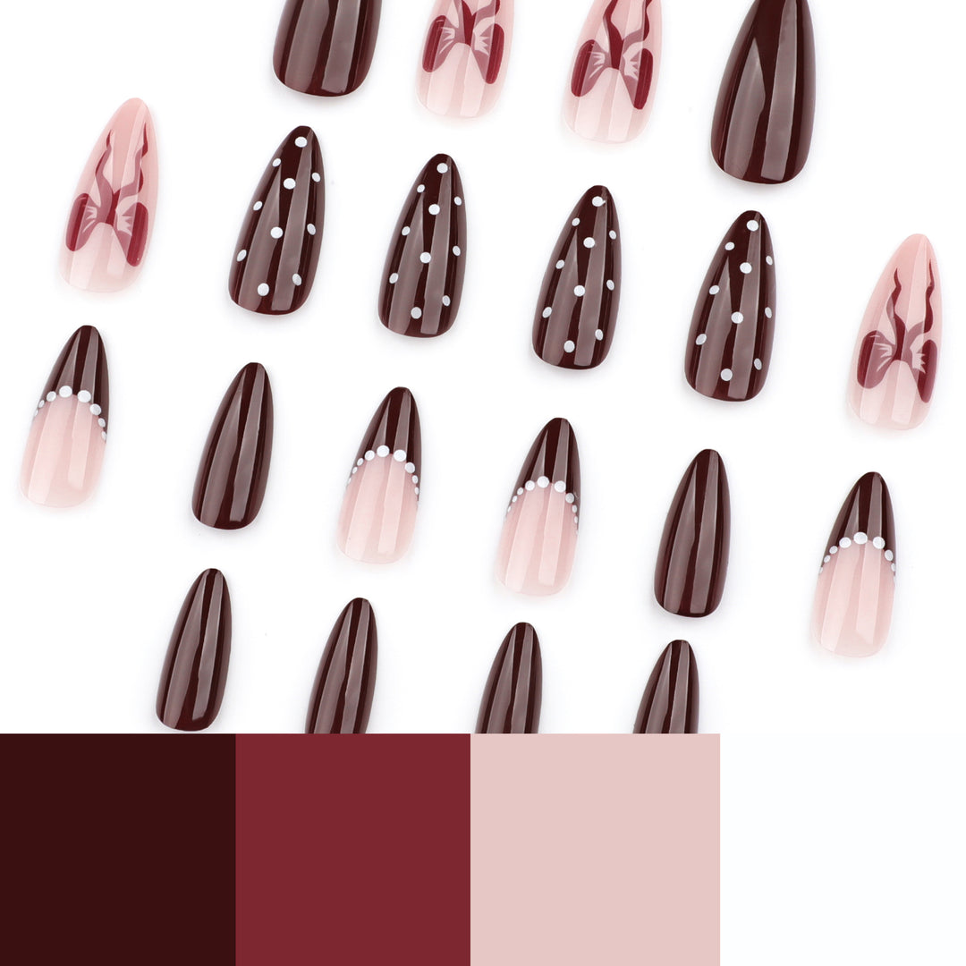 Elegant gestaltete Stiletto-Nägel mit kunstvollen Akzenten Karnz