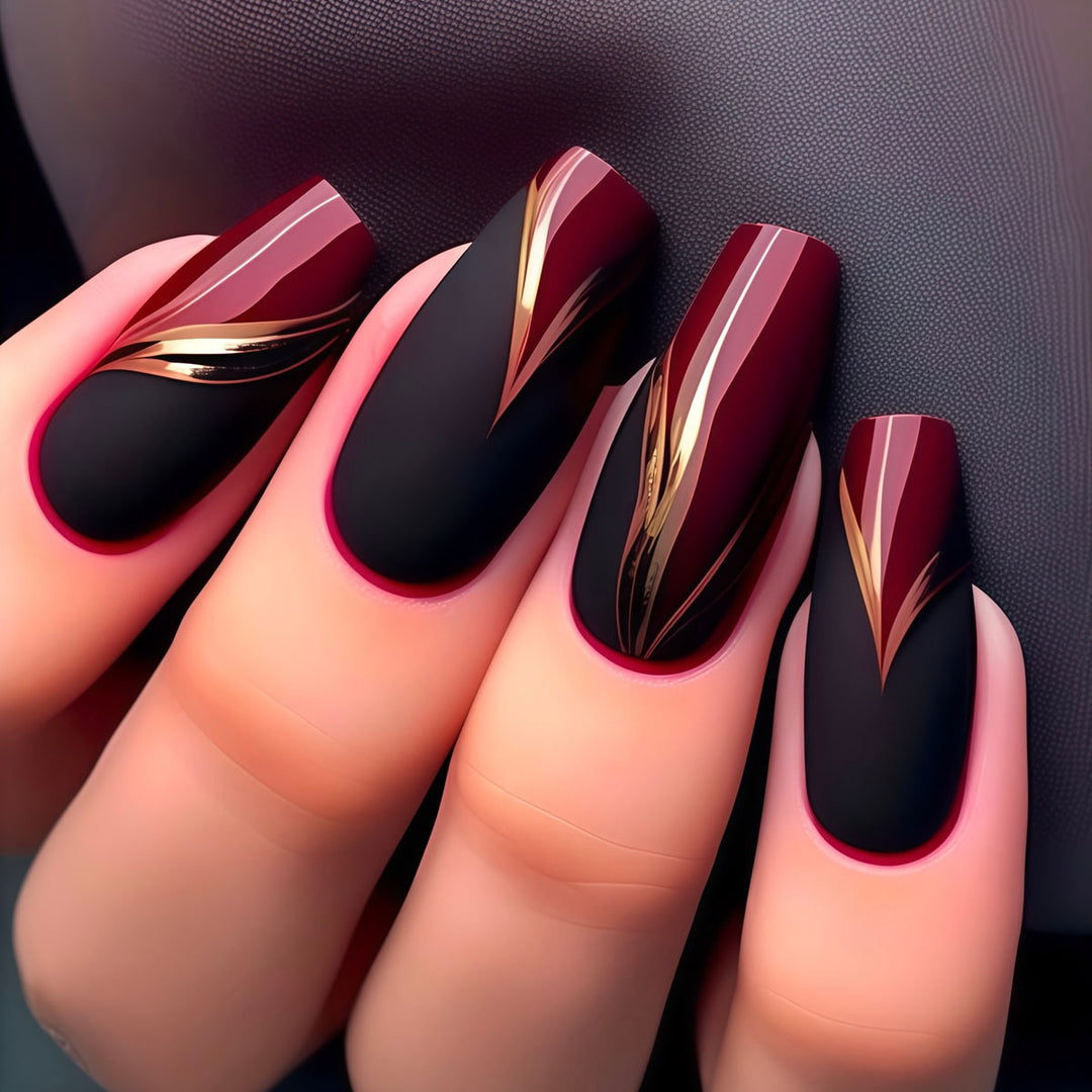 Stilvolles Press-On Nagelset mit goldenen Streifenakzenten Karnz