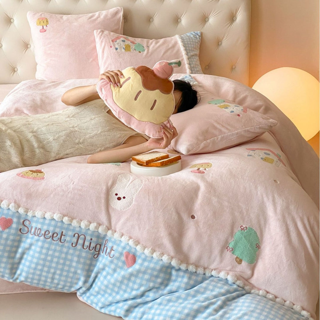 Niedliches besticktes Baumwoll-Bettbezugset mit Pom-Pom-Borte und Gingham-Bettrock