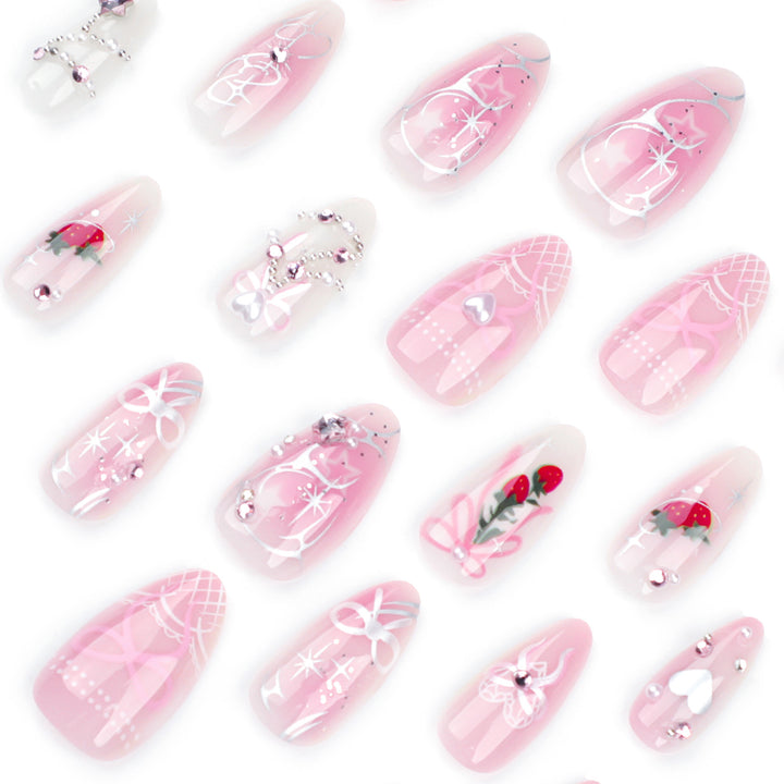 Künstliche Nagelkunst mit romantischem Design und Glitzerakzenten Karnz