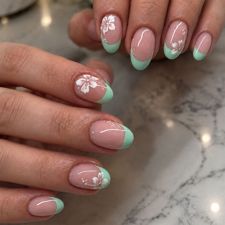 Kunstnagelset mit stilvollen floralen Akzenten Karnz