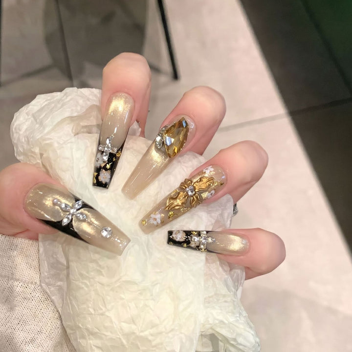 Elegantes dekoratives Press-On-Nagelkunst-Set mit Strass und floralen Akzenten Karnz