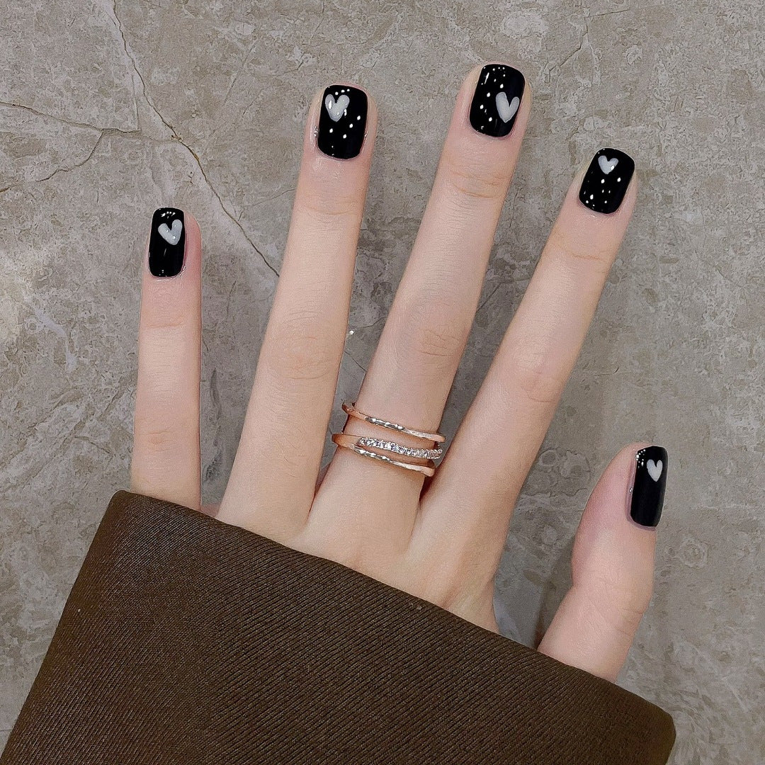 Künstlerisches Press-On Nagelkunstset mit Herzmustern