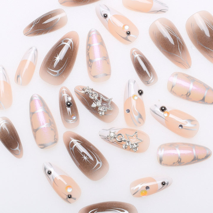 Künstlerische Stiletto-Nagelverlängerungen mit metallischen Akzenten Karnz