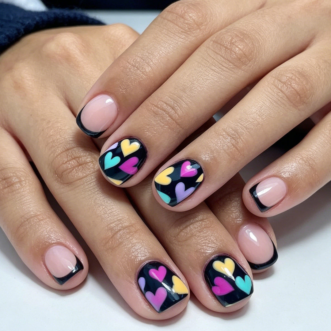 Künstlerisches Herzmuster Nagelkunst Karnz