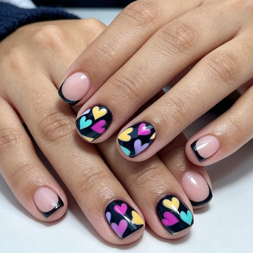 Künstlerisches Herzmuster Nagelkunst Karnz