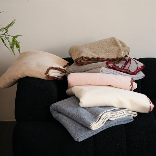 Premium-Wollplaid mit feiner Handstich-Kante und besonders weichem Fall