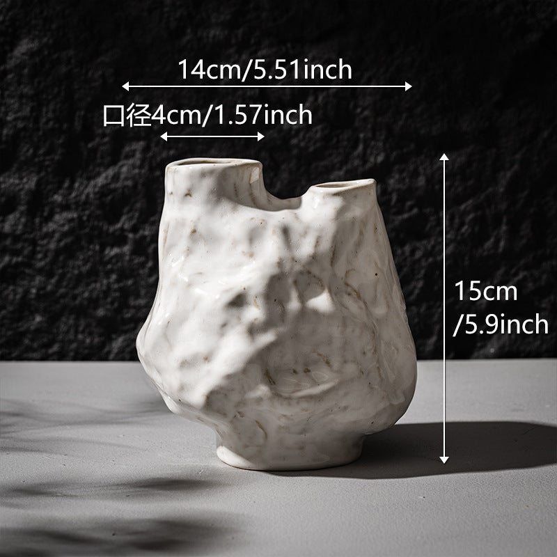 Hand-extrapolierte organisch strukturierte keramische skulpturale Knospenvase mit asymmetrischer gezackter Kante