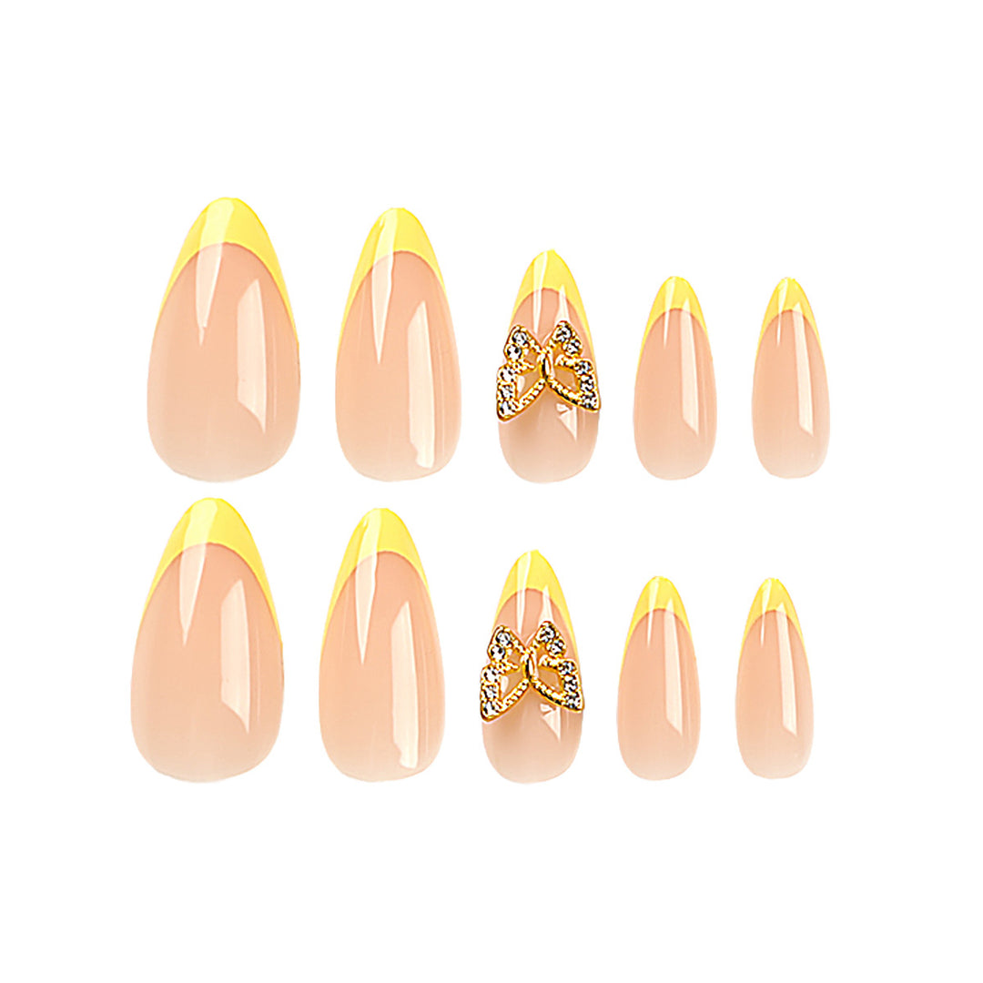 Kunstvolle Stiletto-Nägel mit glamourosem Schmetterlingsdesign Karnz