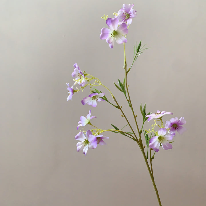 Lebensnahe tropische Blumenstängel