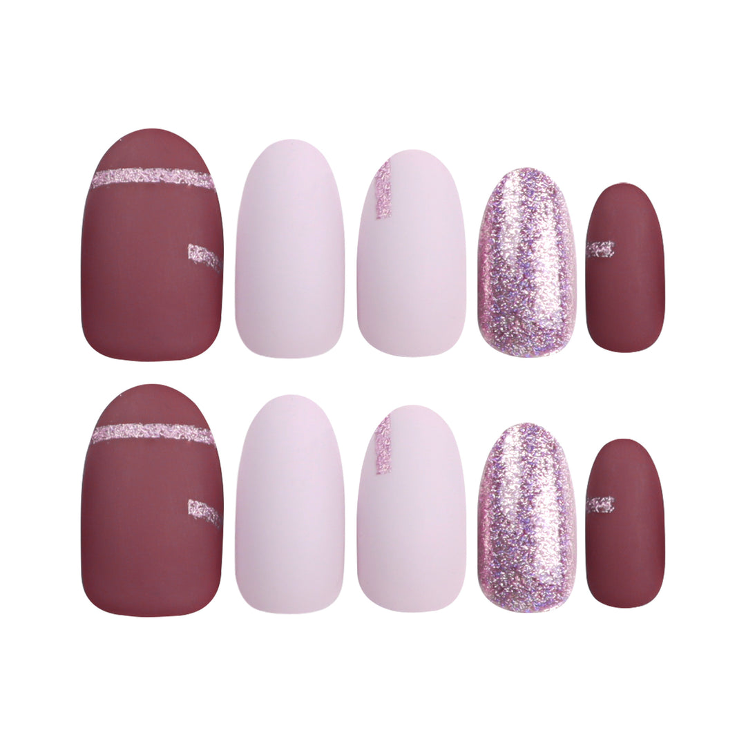 Elegante Nagelkunst mit Glitzer- und Matt-Effekten Karnz