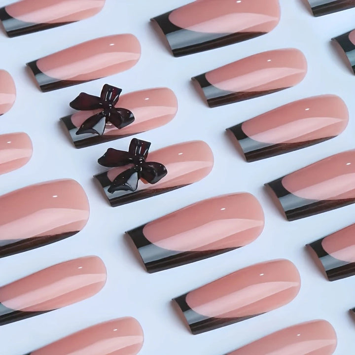 Kunstnagelset mit elegantem Schwarz-Weiß-Spitzen Design Karnz