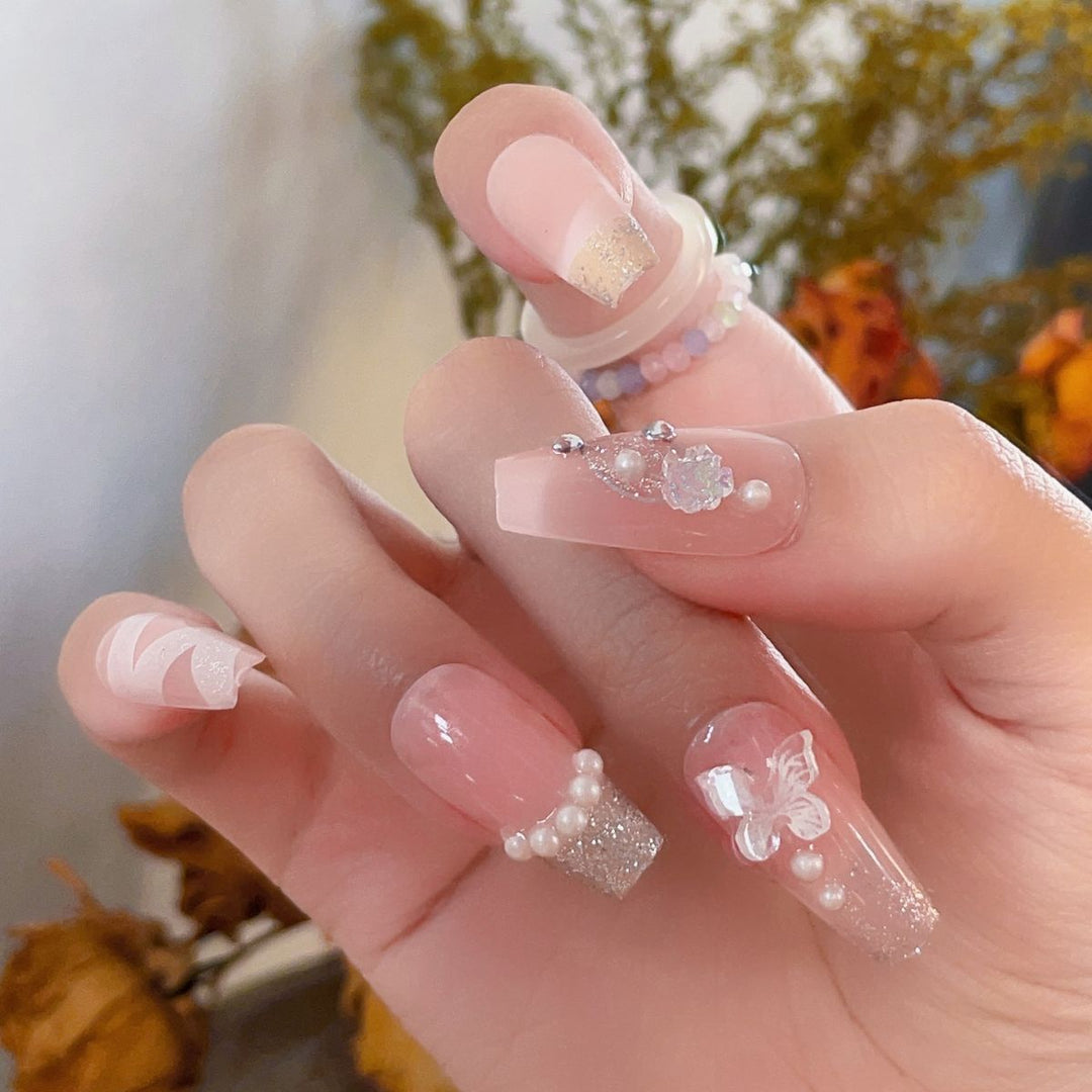 Kunstnägel mit glamourösem Perlen- und Glitzerdesign Karnz