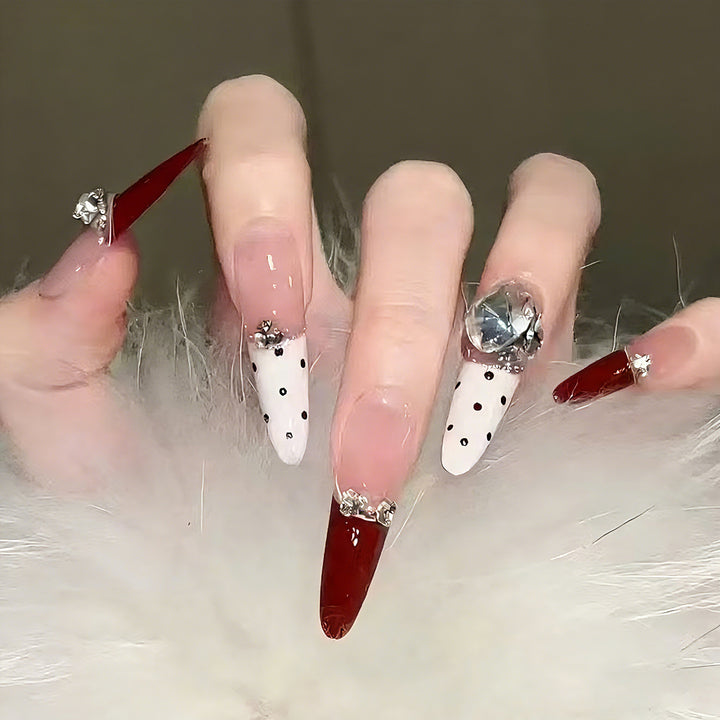 Glamouröse Kunstnageldesigns mit Kristallverzierung Karnz