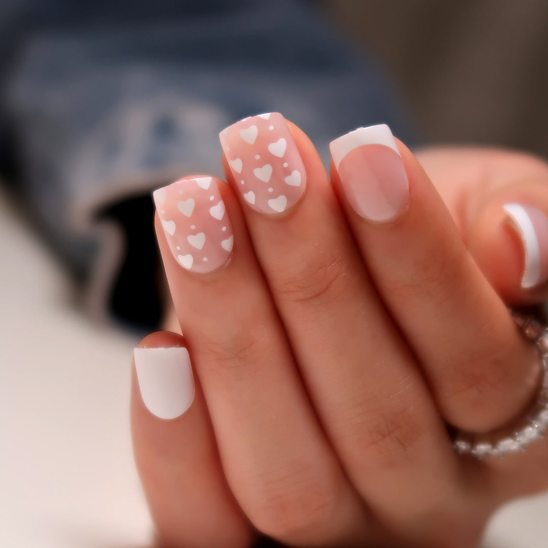 Kunstvolle Nagelkunst mit Herz-Muster Karnz