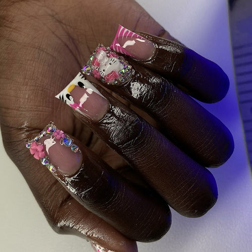 Kunstvolle Nagelkunst mit Tiermotiven und Glitzerakzenten Karnz