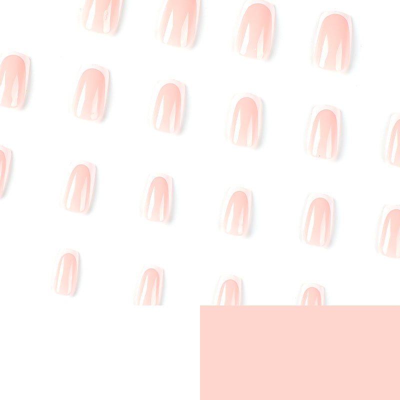 Acryl-Nägel mit elegantem French-Tip Karnz