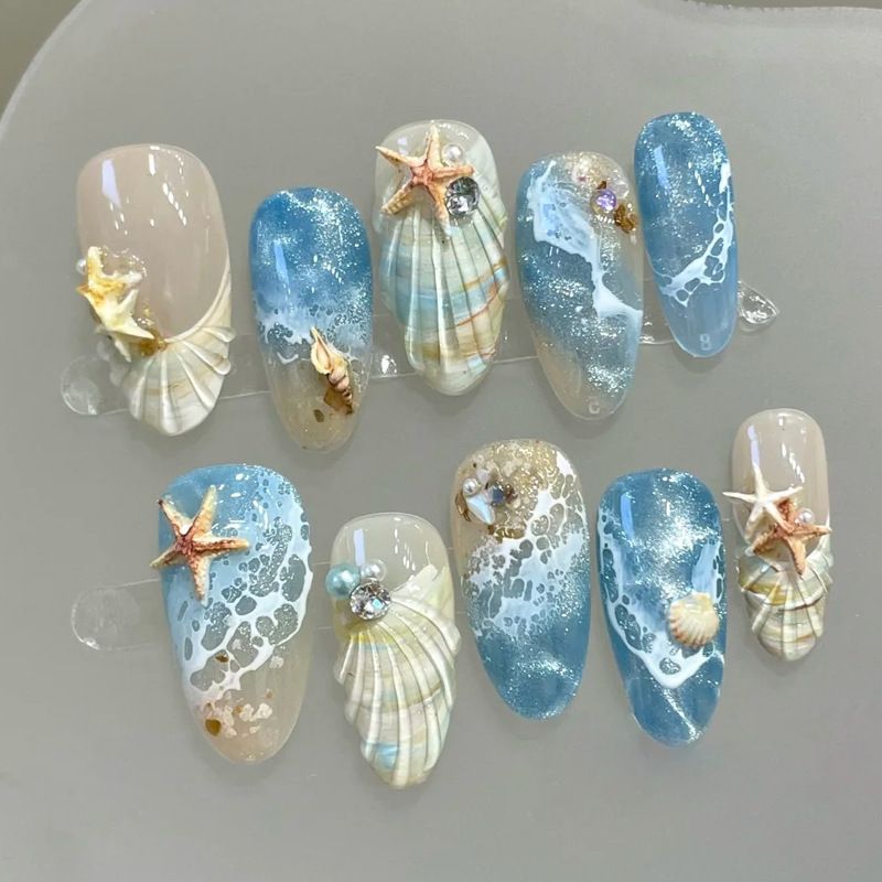 Kunstnagelset mit floralen Mustern und Ombre-Effekten Karnz