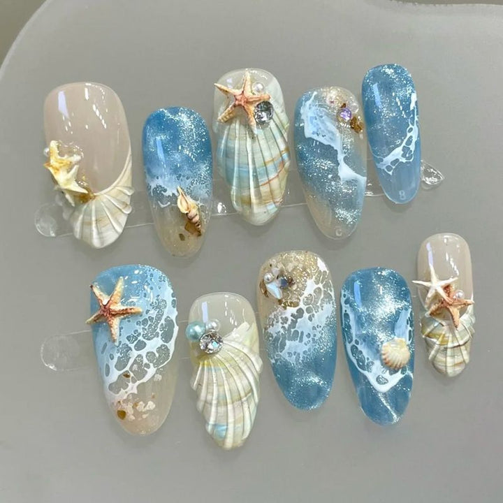 Kunstnagelset mit floralen Mustern und Ombre-Effekten Karnz
