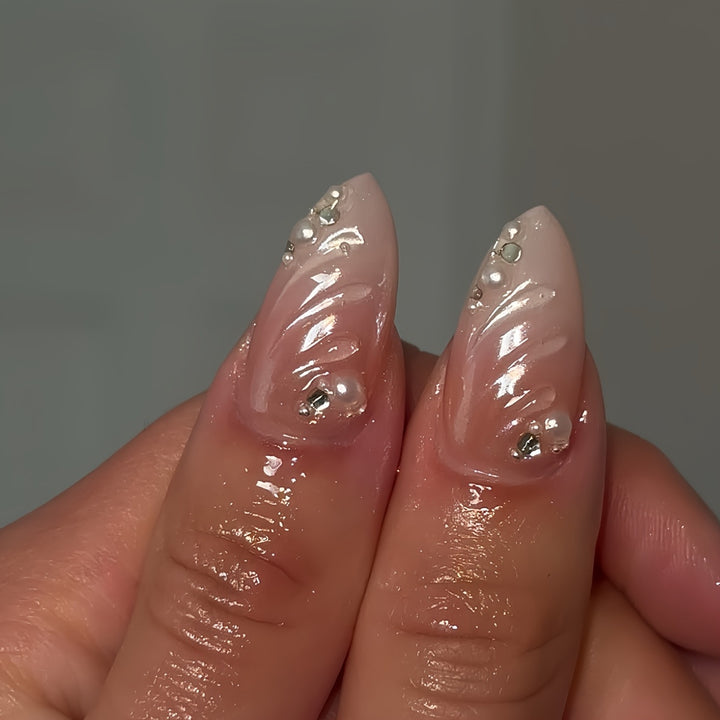 Dekorative Kristallakzent-Nagelverzierungen Karnz