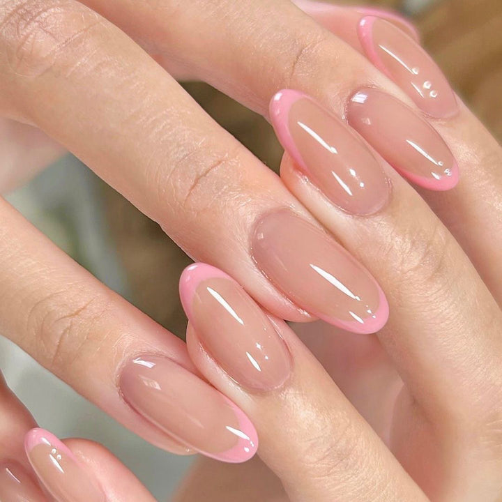 Glänzende Nagelkunst mit eleganten French-Spitzen Karnz