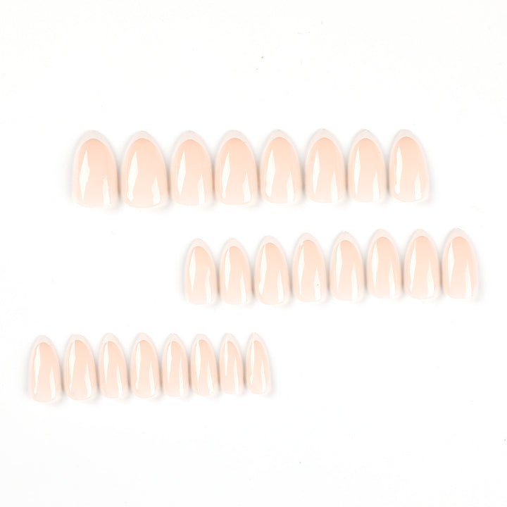 Kunstvolle Nagelverlängerungen im eleganten French-Tip Design Karnz