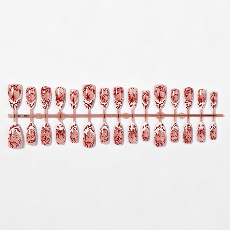 Kunstnagelset mit floralem Design und zarten Verzierungen Karnz