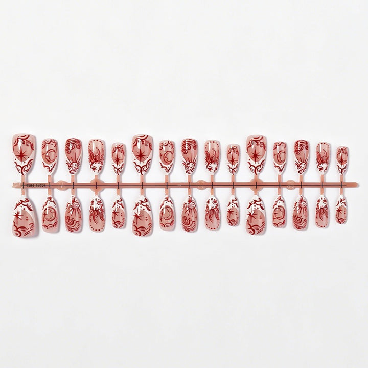 Kunstnagelset mit floralem Design und zarten Verzierungen Karnz