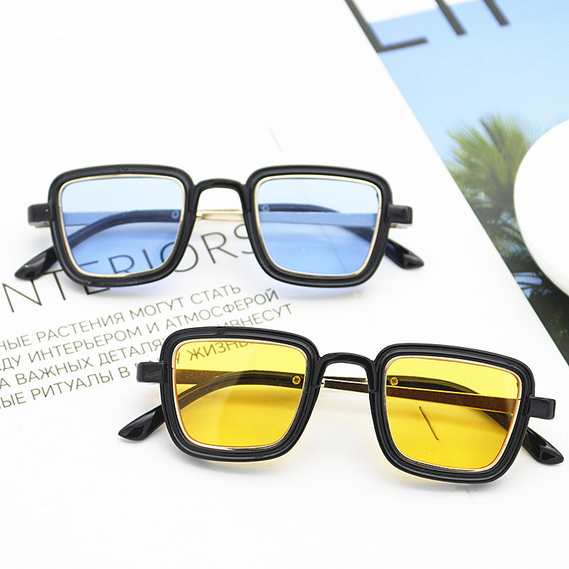 Damen quadratische Sonnenbrille mit transparentem Rahmen und goldenen Akzenten Karnz