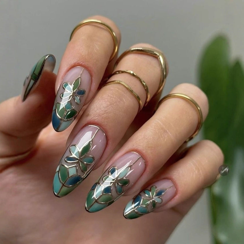 Französische Kunstnägel mit Floralem Design Karnz