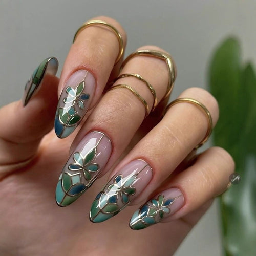 Französische Kunstnägel mit Floralem Design Karnz